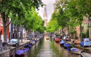 Амстердам - город, слишком вольный, чтобы быть столицей