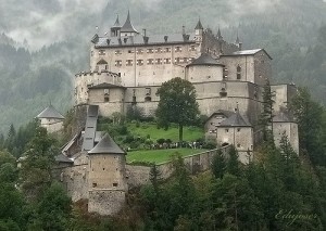 Средневековый замок Хоэнверфен и романтика Лихтенштейнского ущелья