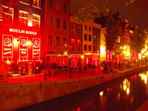 Район красных фонарей - самая посещая достопримечательность Амстердама