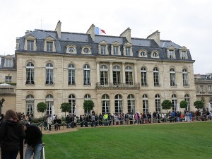 Игра контрастов: Франция в миниатюре и Елисейский Дворец