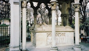 Париж, могила Элоизы и Абеляра на кладбище Пер-Лашез (Pеre Lachaise)