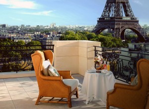 Романтическое кафе с видом на Эйфелеву башню