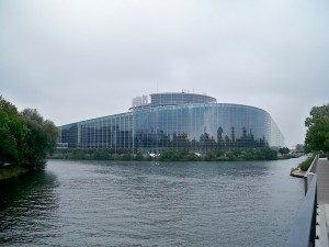 Изогнутый фасад Европарламента повторяет изгиб берега реки Иль (Страсбург)