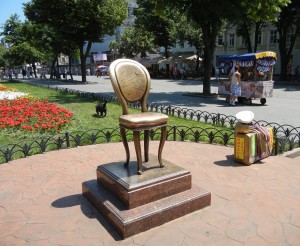 Памятник 12-му стулу в Одесском горсаду. При реставрации к 1 апреля 2011 года стул укрепили и добавили чемодан Остапа Бендера