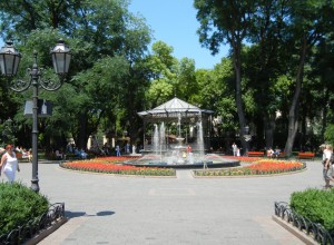 Музыкальный фонтан и ротонда в городском парке