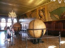 Зал с глобусами и картой на стене во дворце Дожей