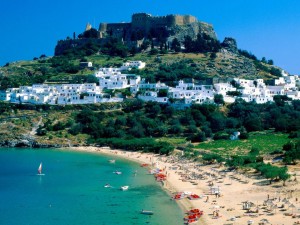 Остров Родос, пляж и вид на город Линдос (Греция)