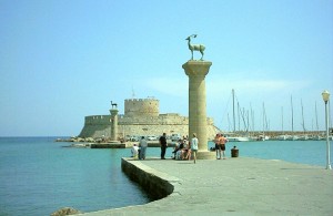 Порт Мандраки на Родосе (Греция)