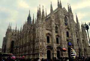 Дуомо - крупнейший в мире готический храм. Вид с соборной площади (Милан)