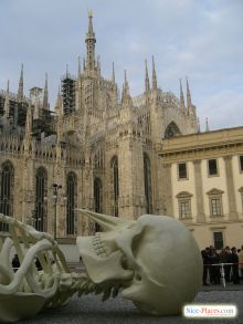 Скелет возле миланского собора (Милан)
