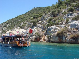 Туристы на экскурсионной лодке вдоль островов Кекова (Турция)