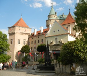 Главный фасад Бойницкого замка, башни и въездные ворота (Словакия)