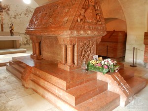Надгробие графа Палфи из красного мрамора (Словакия)