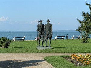 Памятник рыбакам у озера Балатон
