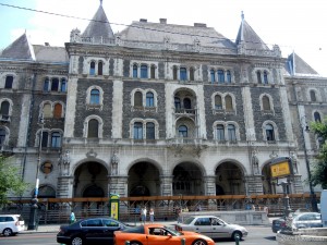 Еще одно красивое здание на проспекте Андрашши (Будапешт)