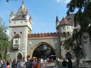 Входные ворота в замок Вайдахауняд (Будапешт)