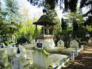Могилы на православном кладбище в Сент-Женевьев-де-Буа