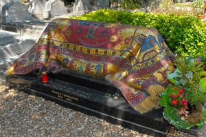 Могила хореографа Рудольфа Нуреева на кладбище Сент-Женевьев-де-Буа