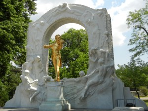 Памятник Йогану Штраусу в городском парке Вены