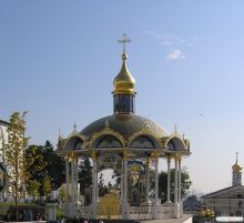Ротонда напротив Троицкого собора Почаевской Лавры