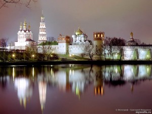 Новодевичий монастырь в ночных огнях