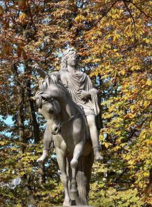 Статуя Людовика XIII на площади Вогезов