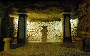 Каменоломни Парижа действительно можно назвать катакомбами, в XVIII веке сюда перенесли кладбища с поверхности.