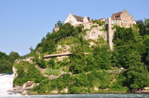 Замок Лауфен, возвышающийся над Рейнским водопадом (Швейцария)