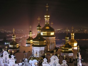 Золотые купола Киево-Печерской лавры ночью