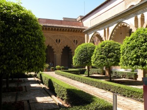 Внутренний дворик дворца Palacio de la Aljafer&#237;a