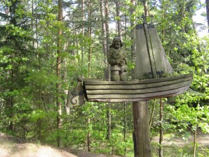 Деревянные скульптуры на Ведьминой горе в Неринге (Прибалтика)