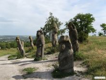 Каменные бабы на горе Кременец в Изюме