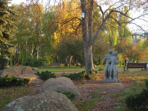 Камни и скульптура в парке "Владимирская горка" (Киев и область)