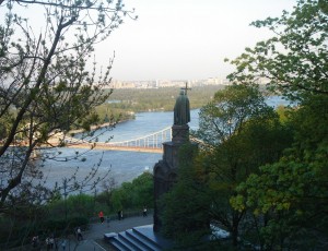 Вид с Владимирской горки на Киев и памятник Владимиру Великому