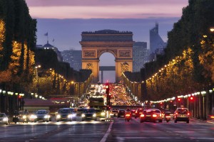 Триумфальная арка на площади Шарля де Голля, одним из лучей от нее отходит улица Елисейские поля (Париж)