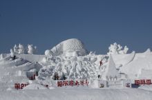 Голова Деда Мороза - одна из самых больших снежных скульптур