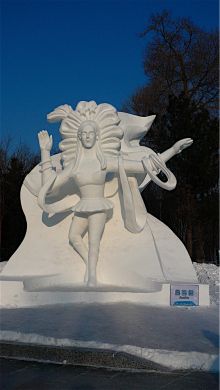 Статуя женщины из снега
