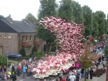 Стая фламинго. Композиция на Блуменкорсо 2008 высотой в 3-х этажный дом из цветов. (Голландия)