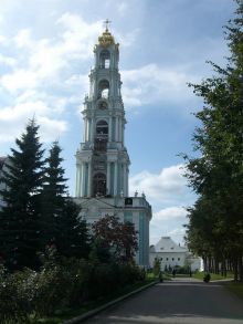 Колокольня Троице-Сергиевой Лавры. Высота 88 м. На ней размещен Царь-колокол весом 72 тонны. (Золотое Кольцо России)