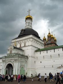 Святые ворота - главный вход в монастырь. В стенах башни было сделано 58 бойниц. (Золотое Кольцо России)
