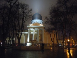 Кафедральный собор Одессы в ночной подсветке
