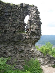 Руины Хустского замка недалеко от долины нарциссов
