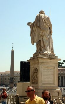 Статуя святого Петра и обелиск.