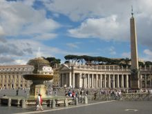 Вид на египетский обелиск на площади Святого Петра в Ватикане (Рим)