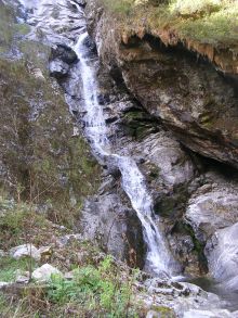 Горный водопад в ущелье Ровалинг