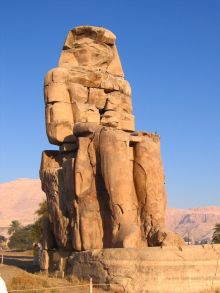 Статуя фараона в долине Царей (Египет)