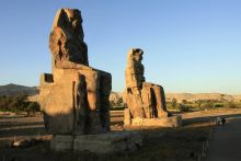 Луксор. Колоссы Мемнона – 2 огромные каменные статуи-близнецы фараона Аменхотепа III. (Египет)