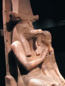 Бог войны Себек с головой крокодила и фараон Аменхотеп III в Луксорском музее (Египет)