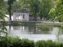 Озеро с лебедями и колоннада