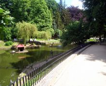 Стрыйский парк: озеро с лебедями и фонтаном